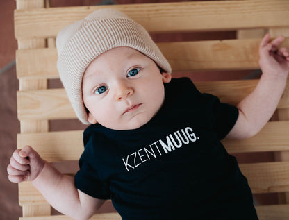 Baby met blauwe T-shirt voor baby's met opdruk KZENTMUUG.