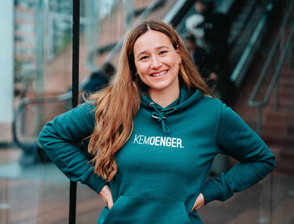Vrouw met groene hoodie met opdruk KEMOENGER.