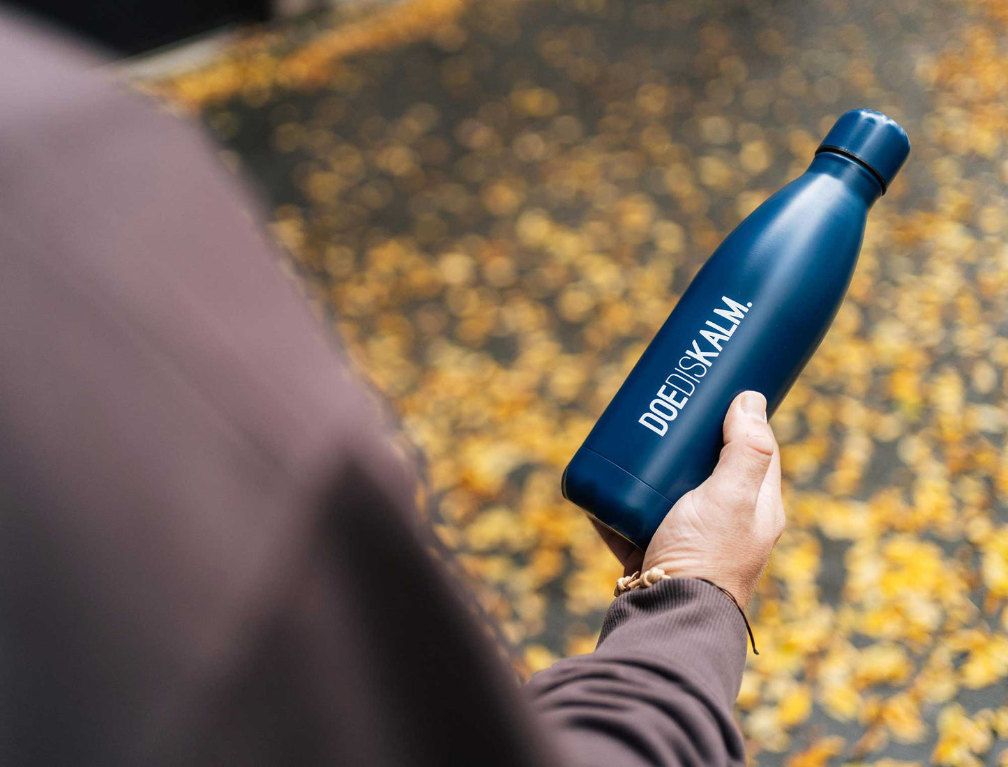 Donkerblauwe drinkfles met opdruk DOEDISKALM.