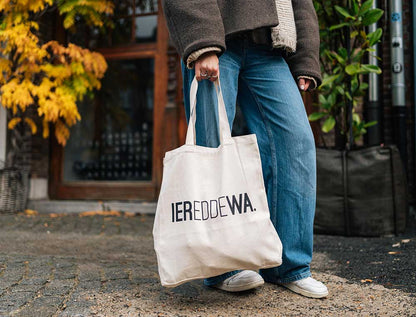 Close-up van totebag met opdruk IEREDDEWA.