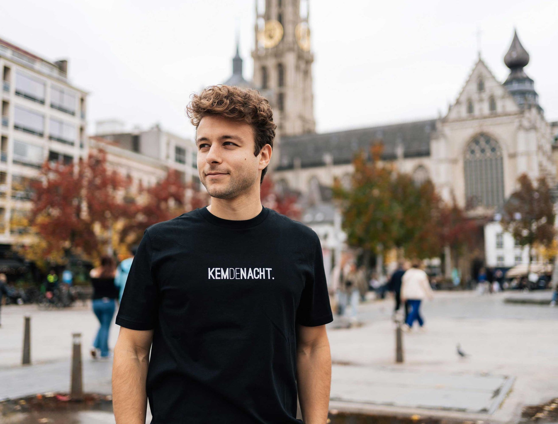 Man met een zwarte T-shirt met opdruk KEMDENACHT.