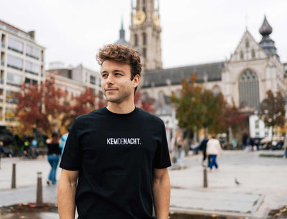 Man met een zwarte T-shirt met opdruk KEMDENACHT.