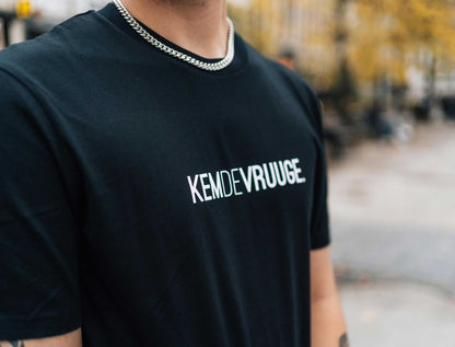 Close-up van een zwarte T-shirt met opdruk KEMDEVRUUGE.