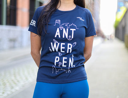 Close-up van een blauwe loopshirt