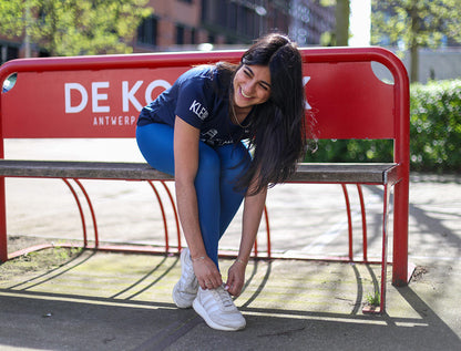 Vrouw met een blauwe loopshirt.