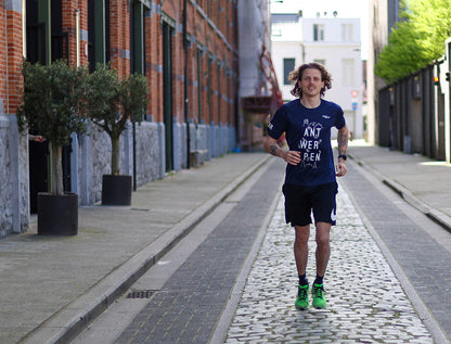Lopende man met een blauwe loopshirt.