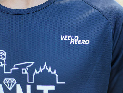 Close-up van een blauwe loopshirt.