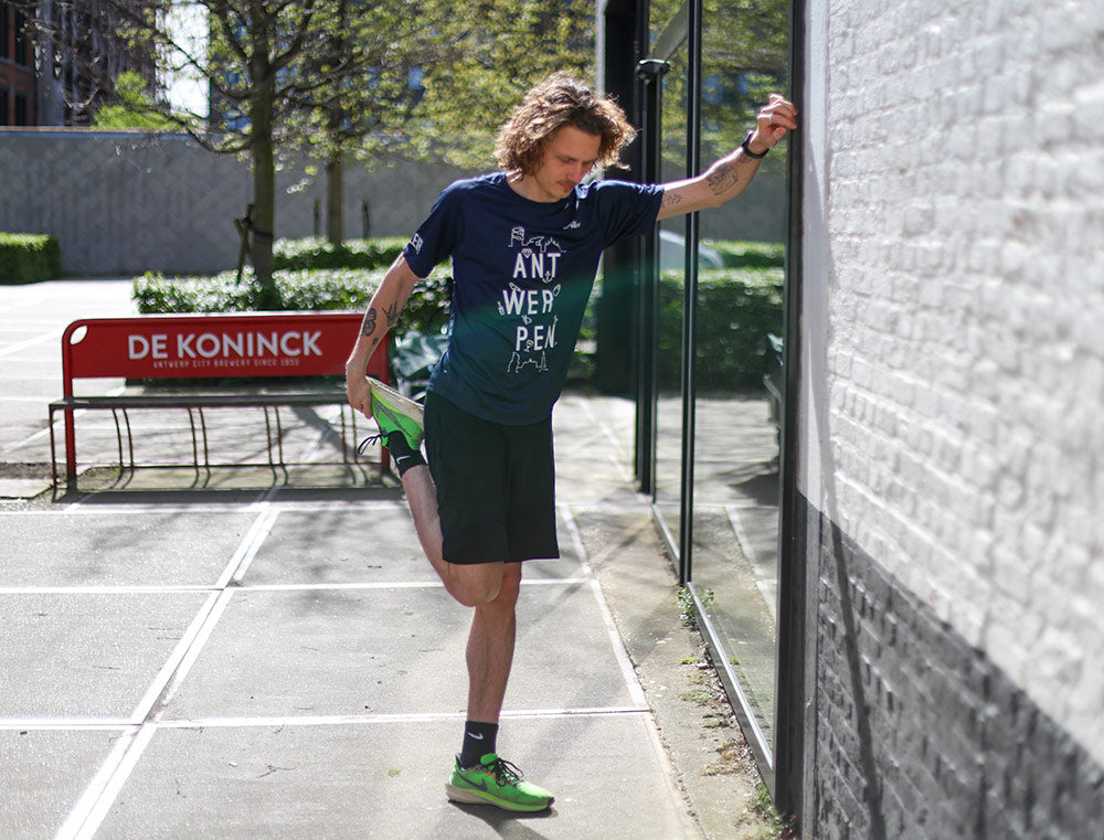 Man met een blauwe loopshirt