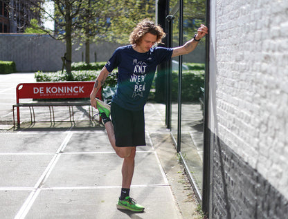 Man met een blauwe loopshirt