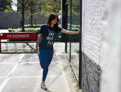 Vrouw met een blauwe loopshirt.
