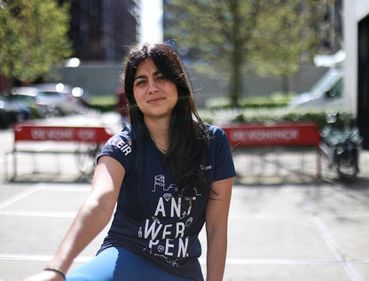 Vrouw met een blauwe loopshirt.