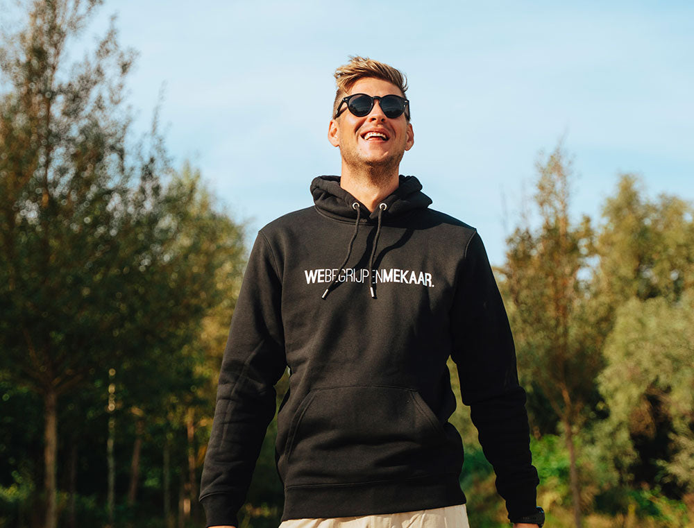 Man met zwarte hoodie met opdruk WEBEGRIJPENMEKAAR.