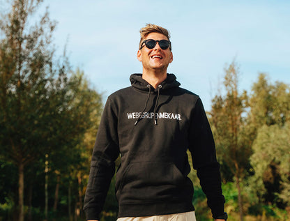 Man met zwarte hoodie met opdruk WEBEGRIJPENMEKAAR.