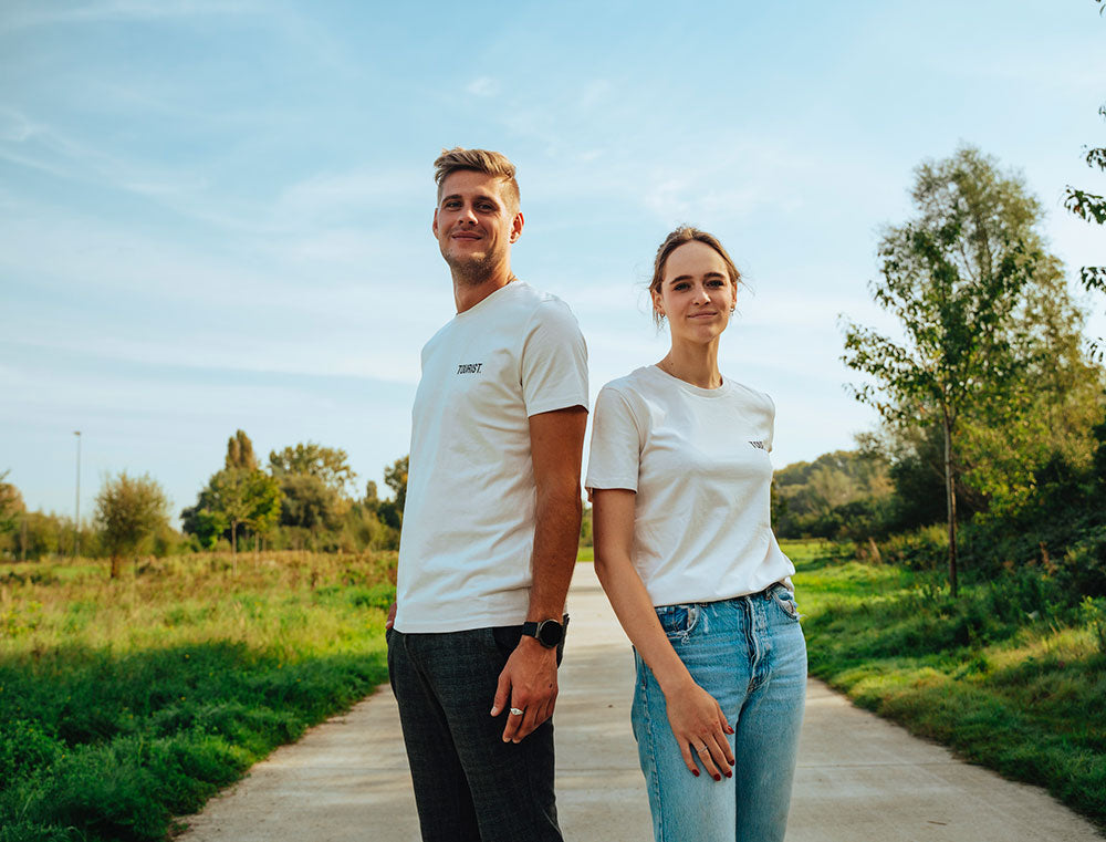 Man en vrouw met witte T-shirt met opdruk TOURIST.