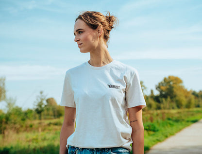 Vrouw met witte T-shirt met opdruk TOURIST.