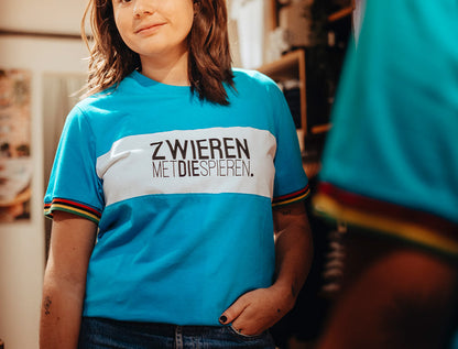 Vrouw met blauwe T-shirt met opdruk ZWIEREN METDIESPIEREN.