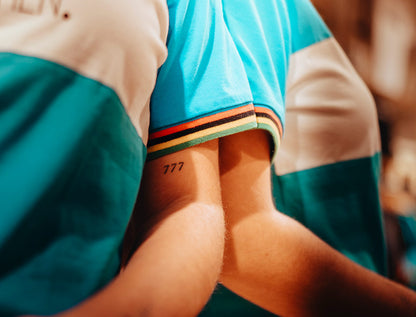 Close-up van vrouw met blauwe T-shirt pasvorm arm