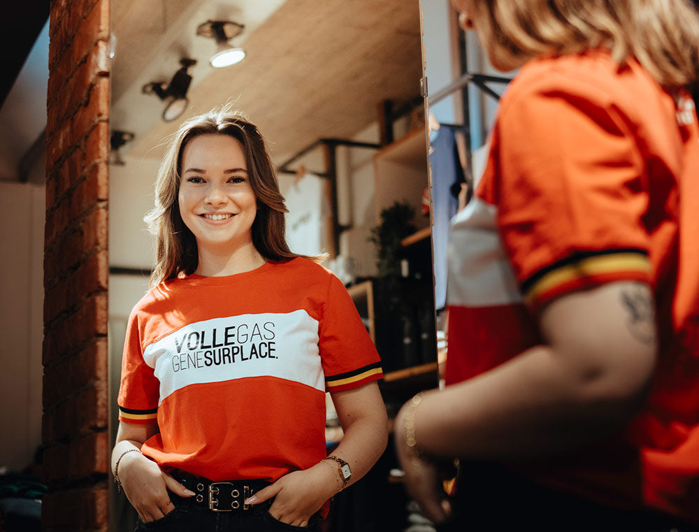Vrouw met rode T-shirt met opdruk VOLLEGASGENESURPLACE.