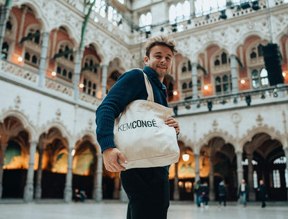 Man met een totebag met opdruk KEMCONGE.
