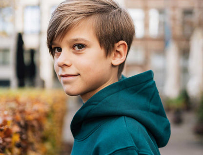 Close-up van de zijkant van een groene hoodie.