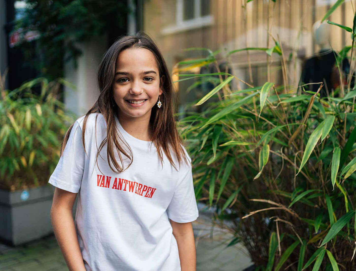 meisje met een witte T-shirt met rode opdruk Van Antwerpen
