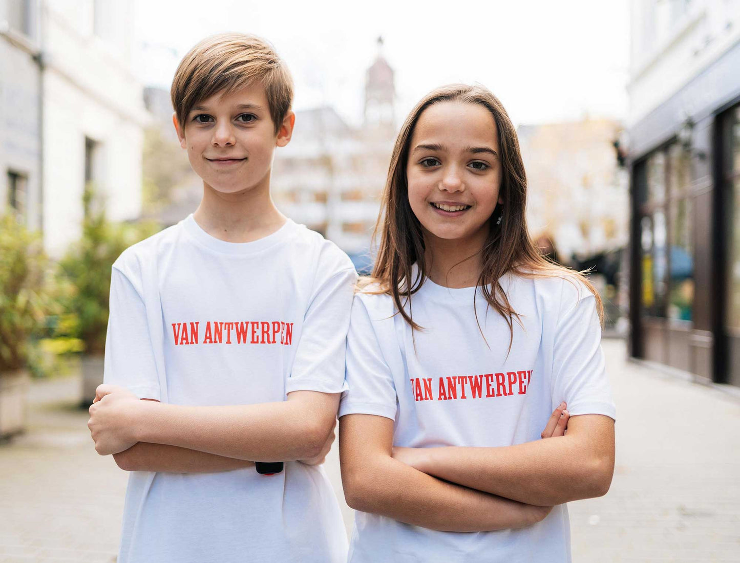 jongens en meisje met beide een witte T-shirt met rode opdruk Van Antwerpen