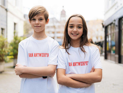 jongens en meisje met beide een witte T-shirt met rode opdruk Van Antwerpen