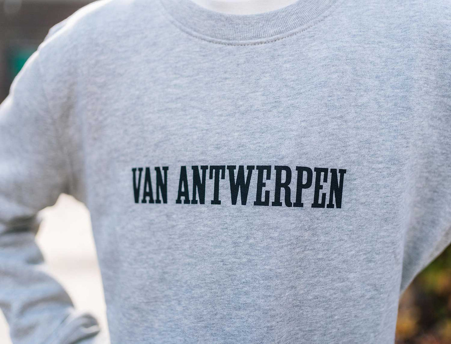 Grijze sweater met opdruk Van Antwerpen met typische GVA letters