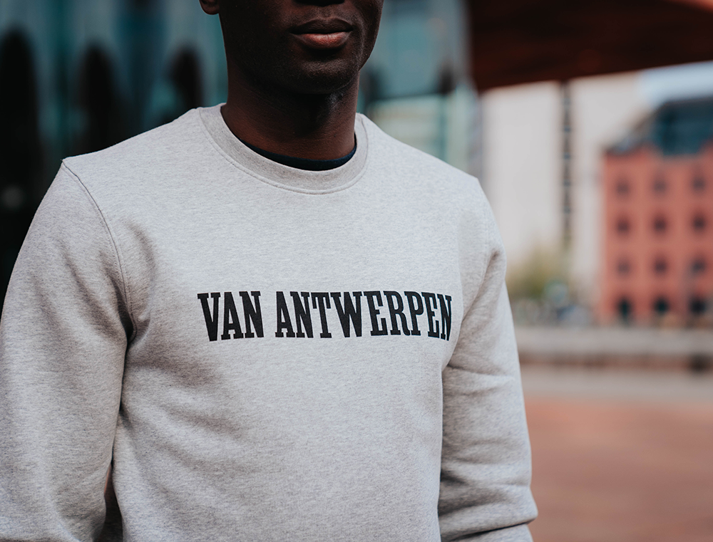 Grijze trui met opdruk 'VAN ANTWERPEN'