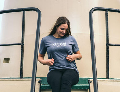 Vrouw met blauwe T-shirt met opdruk KAPITEINVANTSTAD.