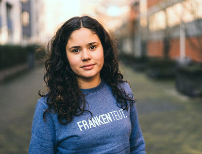 Vrouw met trui met opdruk FRANKENTEUT.
