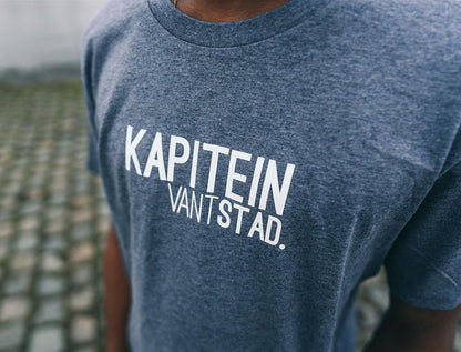 Close-up van blauwe T-shirt met opdruk KAPITEINVANTSTAD.