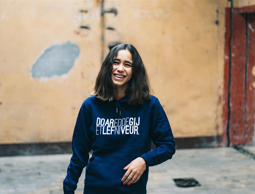 Blauwe hoodie met opdruk DOAREDDEGIJETLEFNIVEUR