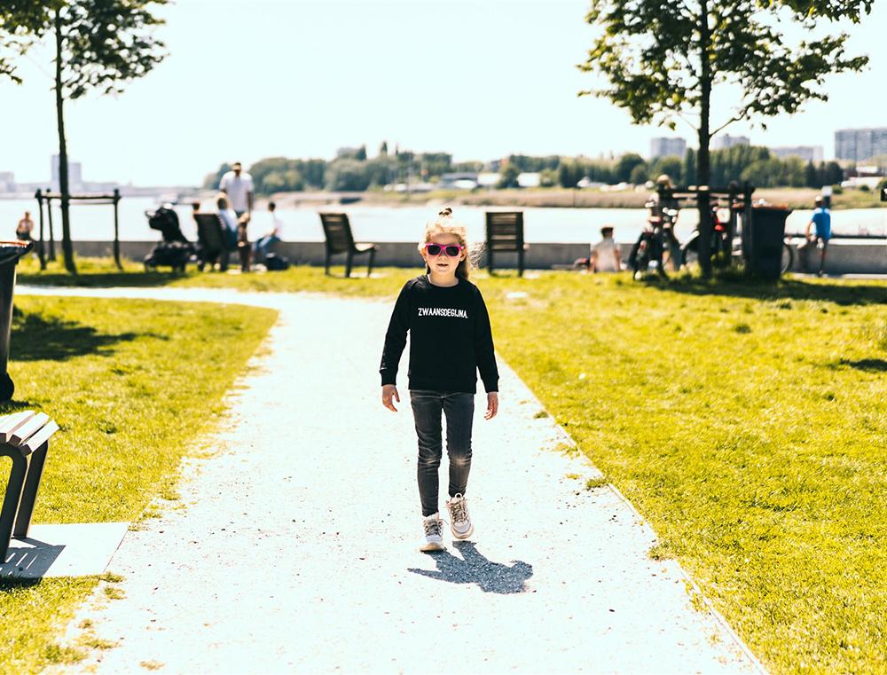 Meisje met zwarte trui ZWAANSDEGIJNA