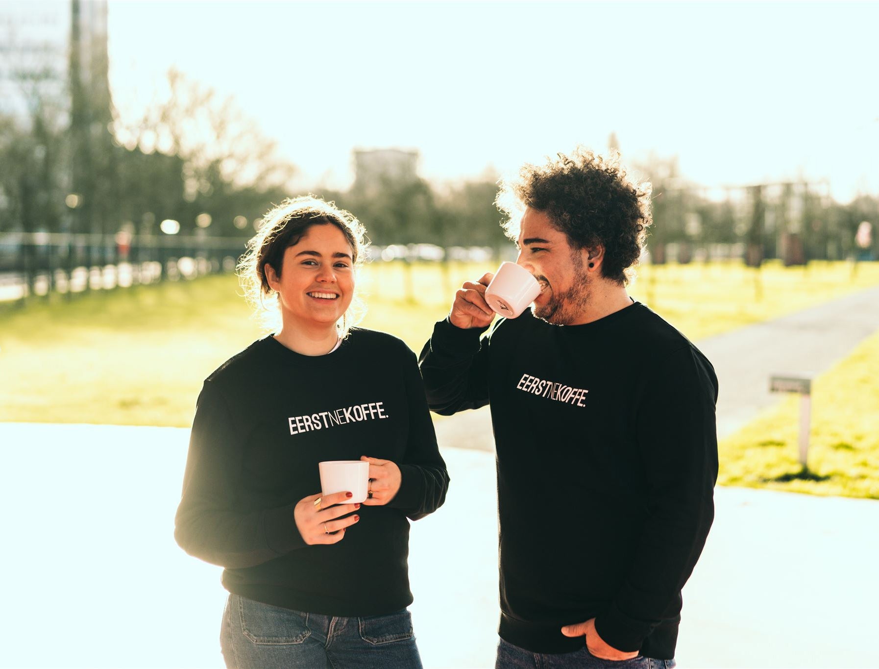 Een man en een vrouw met een zwarte trui met opdruk EERSTNEKOFFE.