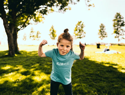 Meisje met groene T-shirt met opdruk KLEIRVEUR.
