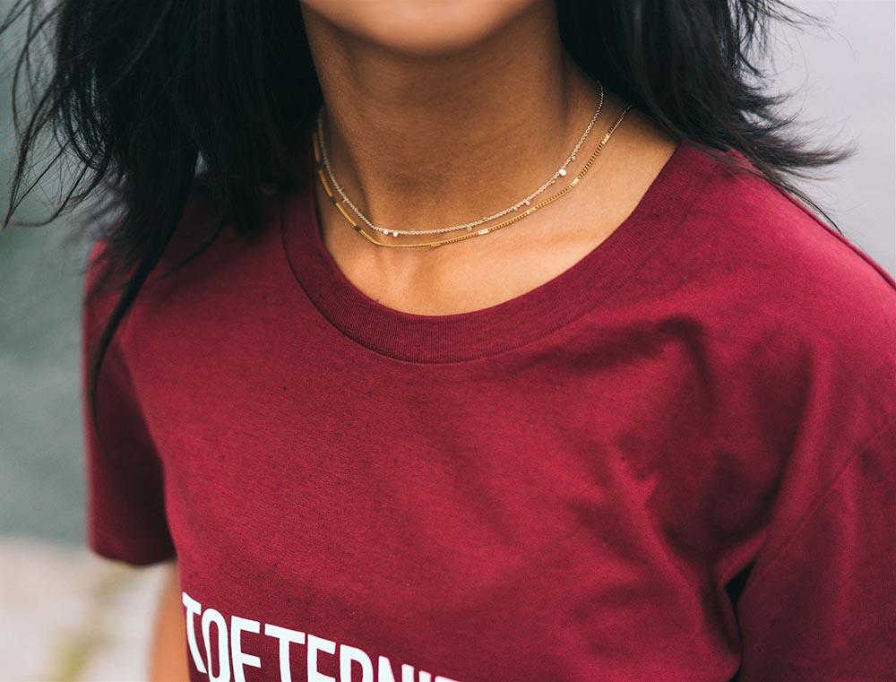 Close-up van bordeaux T-shirt met opdruk TOETERNITOE.