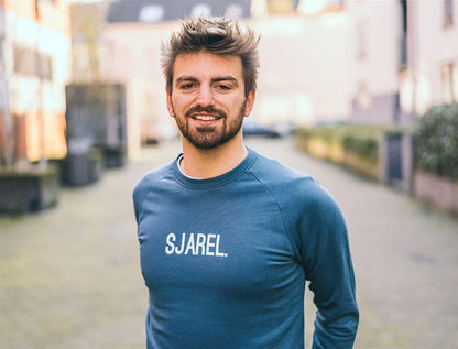 Man met trui met opdruk SJAREL.