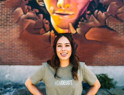 Vrouw met kaki T-shirt met opdruk KEMDEUST.
