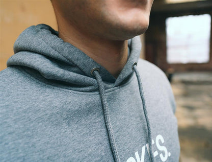 Close-up van grijze trui met opdruk ALLOKES.