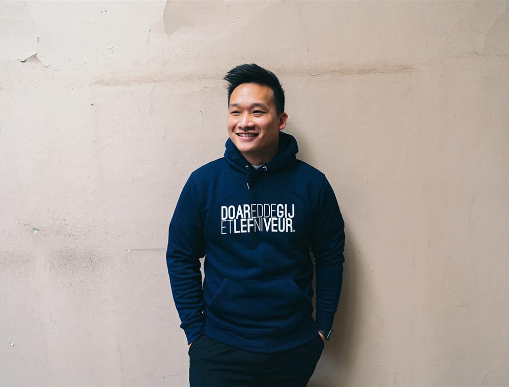 Blauwe hoodie met opdruk DOAREDDEGIJETLEFNIVEUR