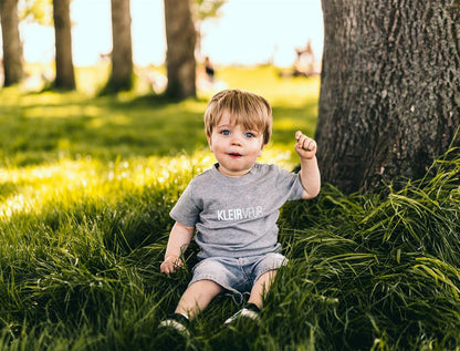 Jongen met t-shirtje met opdruk KLEIRVEUR.