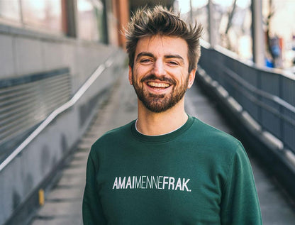 Man met trui met opdruk AMAIMENNEFRAK.