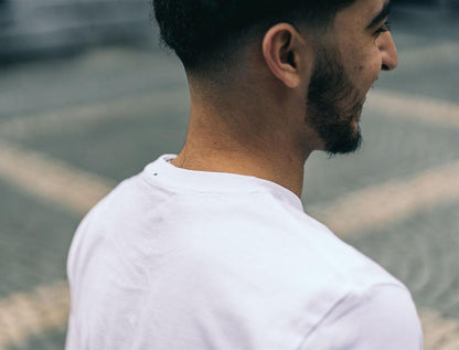 Close-up van de nek van een witte T-shirt.
