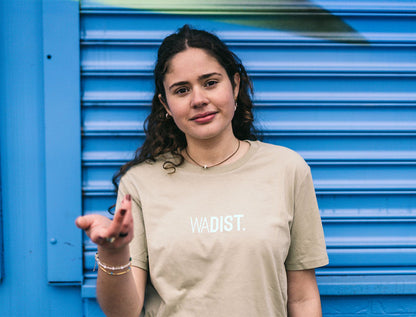Vrouw met sage T-shirt met opdruk WADIST.