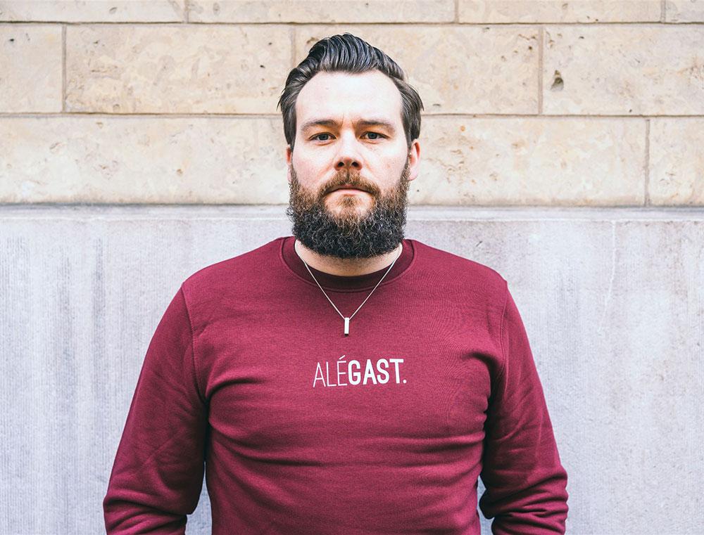 Man met trui met opdruk ALEGAST.