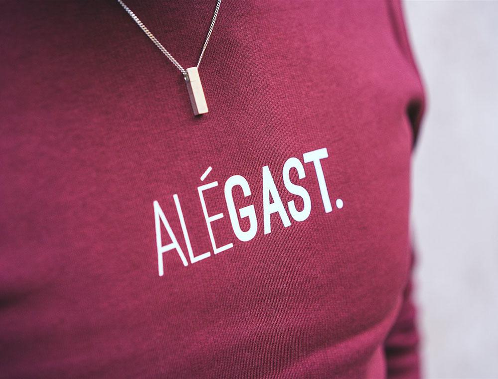 Close-up van trui met opdruk ALEGAST.