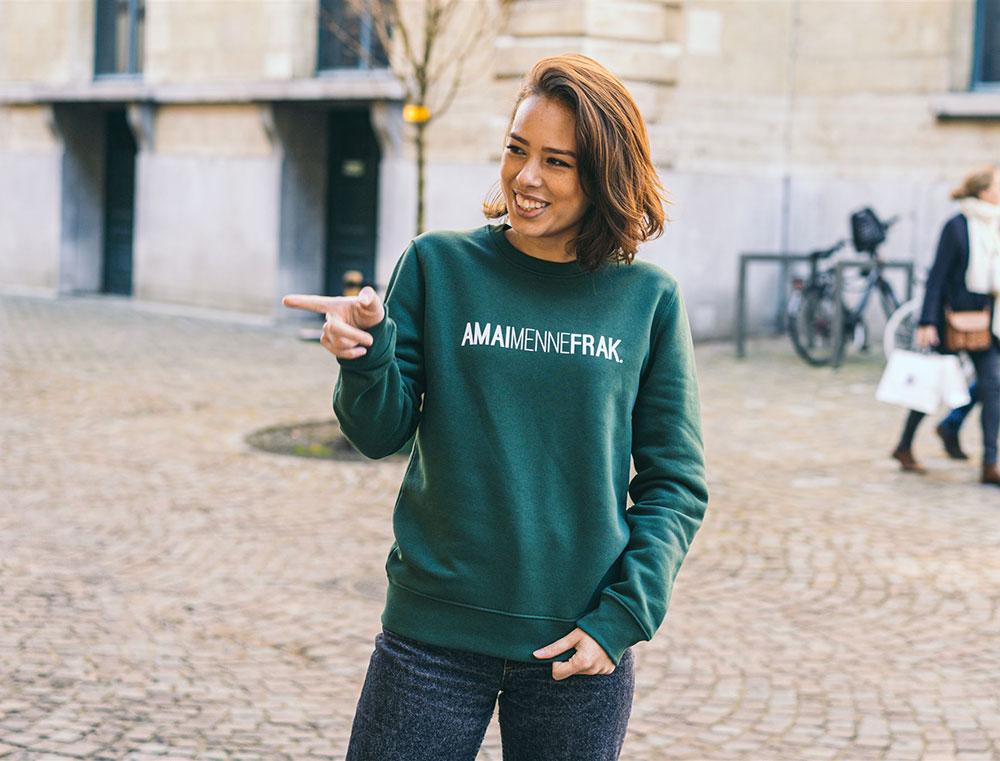 Vrouw met trui met opdruk AMAIMENNEFRAK.