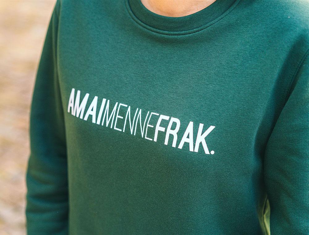 Trui met opdruk AMAIMENNEFRAK.
