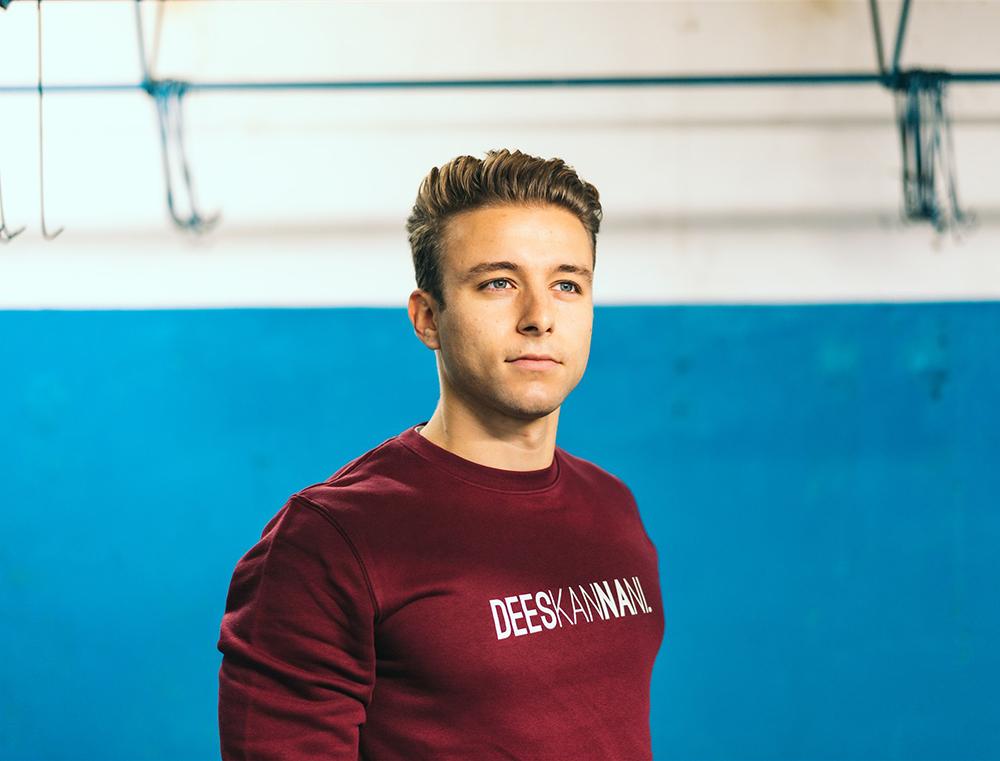Bordeaux trui met opdruk DEESKANNANI